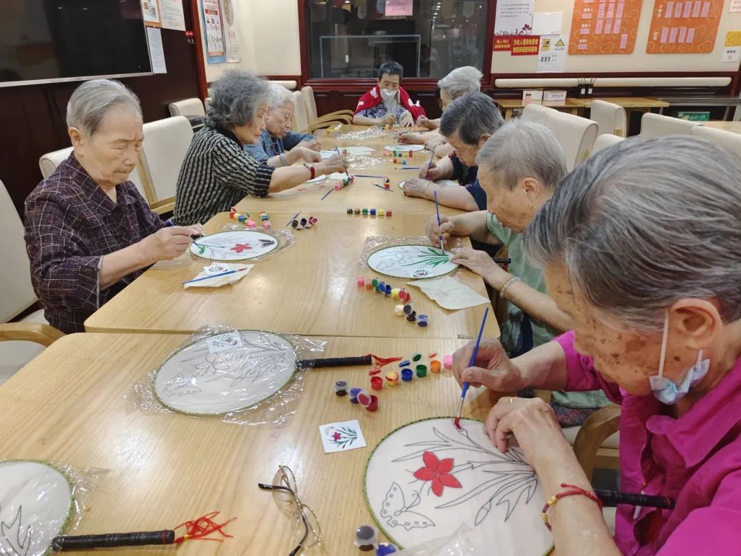 “彩绘夏日 乐享清凉”——快乐靖宇养老院DIY花卉团扇活动，让长者乐享别样清凉！